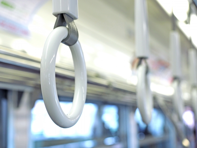 電車の中で挙動不審にならない方法7選│目線はどこへ向ければいいの?